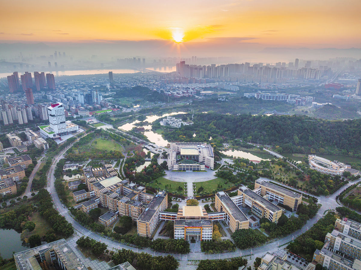 福州大学PPT模板：探索福建省知名学府