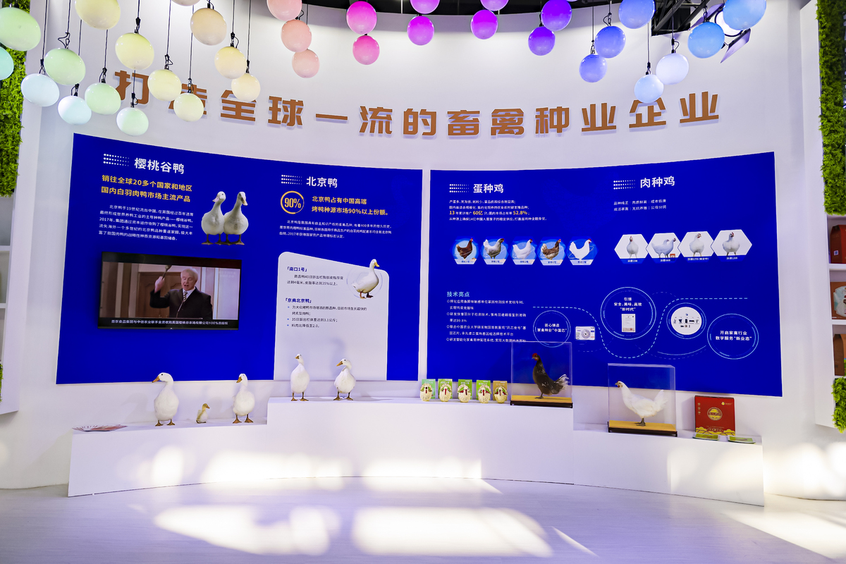 作为一家全球领先的科技巨头三星电子在生态系统建设中非常注重外部合作并与各行业的合作伙伴、创新型初创公司、研究机构和学术界等建立了广泛的合作关系以推动数字化转型和人工智能技术的创新应用。以下是三星电子生态系统中的外部合作情况：1 产业合作三星电子与众多制造业企业展开了广泛的合作包括汽车、医疗、物流等各个领域以实现共同发展。例如三星电子与日本的东芝合作共同开发了高效节能的微小LED芯片以提高显示器的质