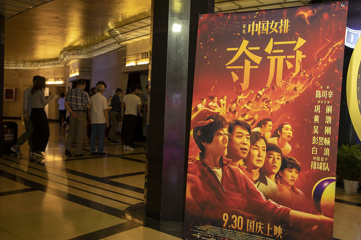 与国外的直接电影相比中国直接电影更具有人文关怀的品格。请从中国与西方不同的文化背景分析中国直接电影的人文关怀品格。大概1000字左右。