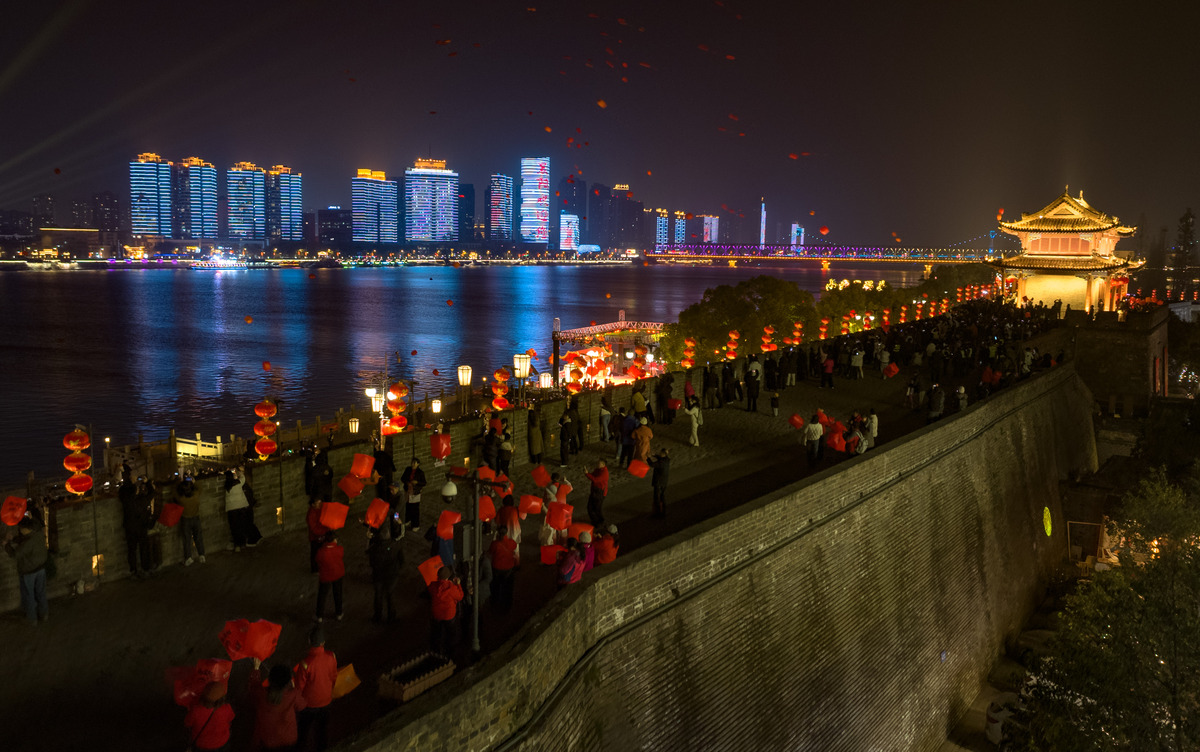 2026年2月14日晚,湖北襄阳,市民和游客在襄城临汉门