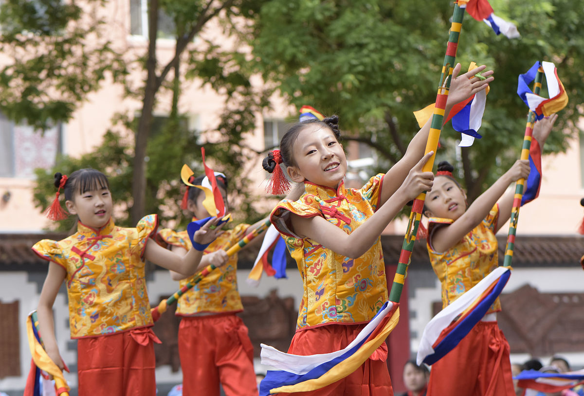 2019年5月30日,呼和浩特市新城区满族小学学生在表演满族花棍舞.