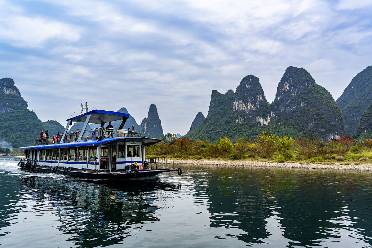 写一篇五一旅游好去处：推荐几个适合情侣游的景点