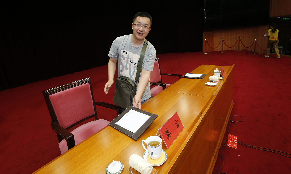 2014年06月06日,山东省青岛市,莫言举办题为《<strong>小说</strong>与故乡》的讲座.