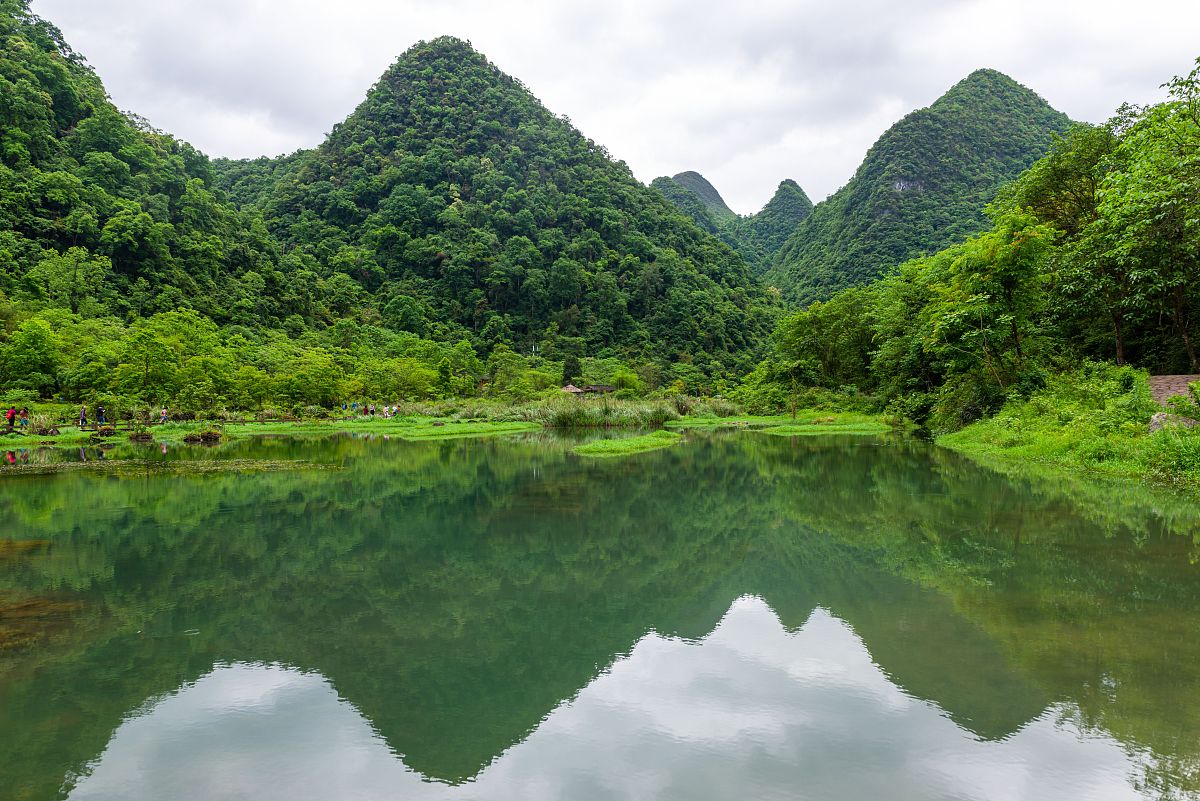 你好您好！有什么可以帮到您呢？帮我随便做一个风景类的短视频大概十秒好的我可以为您制作一个美丽的风景短视频。请问您想要拍摄的地点是哪里呢？中国好的中国的哪个地方呢？比如说是山水画中的黄山、桂林山水、还是西藏的雅鲁藏布江大峡谷等等？请告诉我您的具体需求我会尽力制作出符合您期望的短视频。贵州