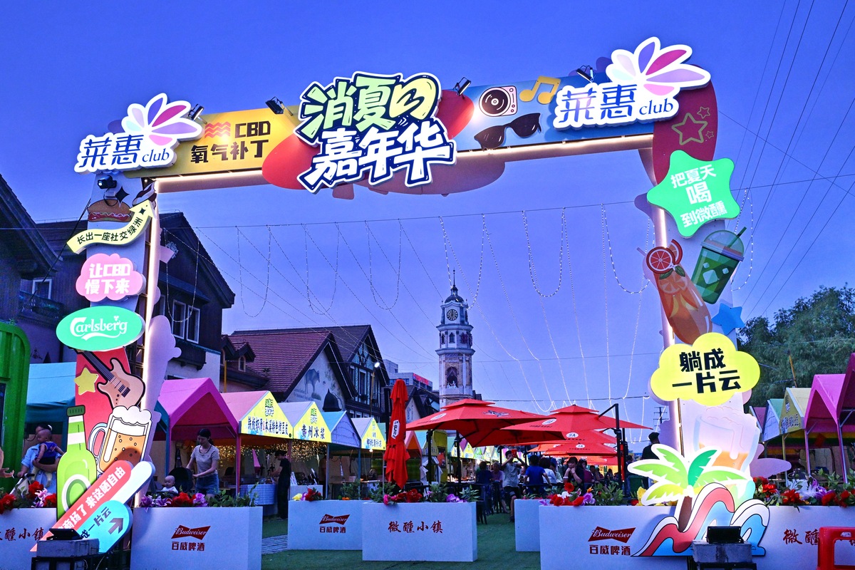 五一当天当地有个网红点做活动想通过这场活动策划一场现场营销只要是激发现场用户的流量具体怎么做 最重要的一点是让现场的人停留脚步