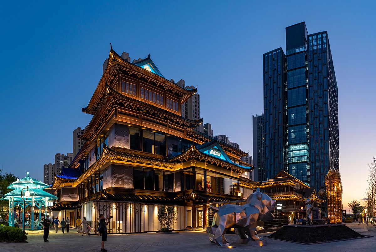 2021年9月12日,合肥,实拍仿宋朝文化商业街贡街夜色.