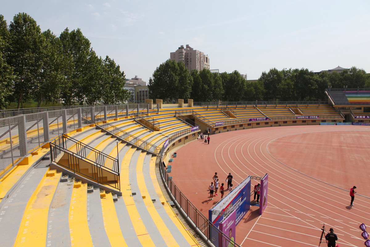 为什么要把足球场设置在跑道里这样不是会经常踢到人吗