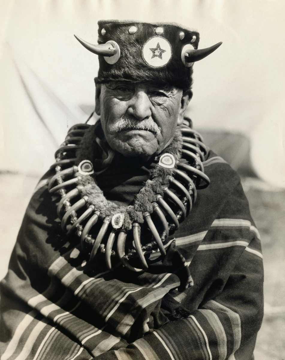 对部落首领进行描述