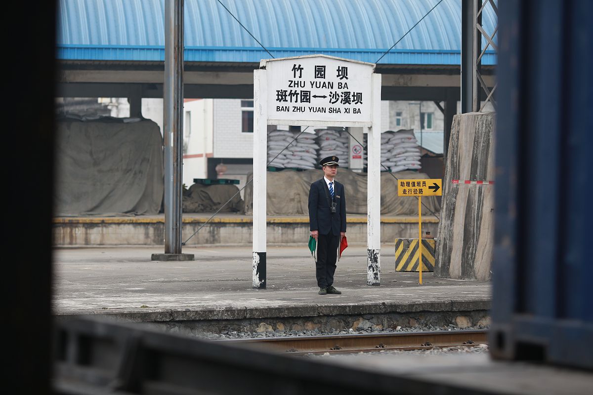 车站接发列车作业安全管控问题研究：基于层次分析法的解决方法