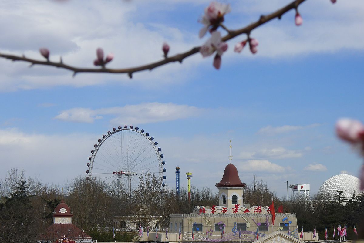 2019年3月14日,北京,暖春三月,万里碧空中云朵千变万化.