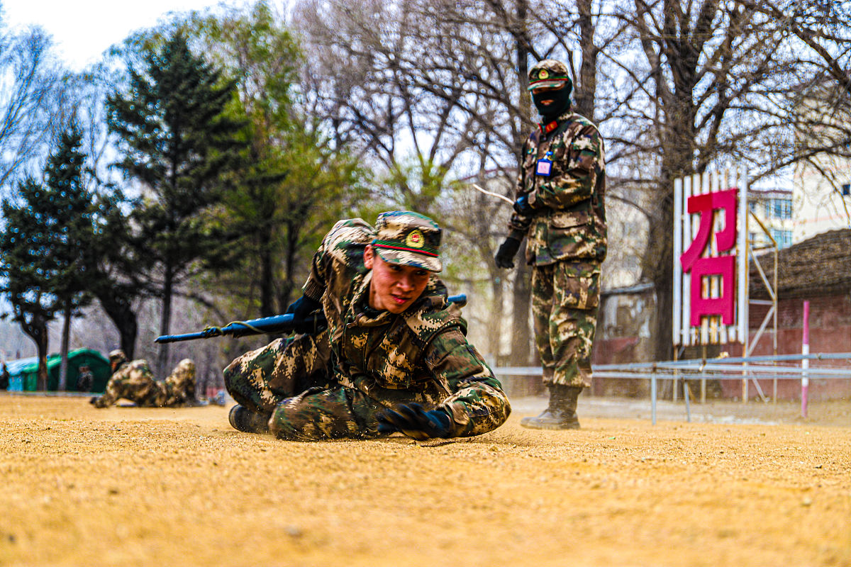 2020年11月06日,长春,武警吉林总队白城支队新兵正在进行单兵战术侧姿
