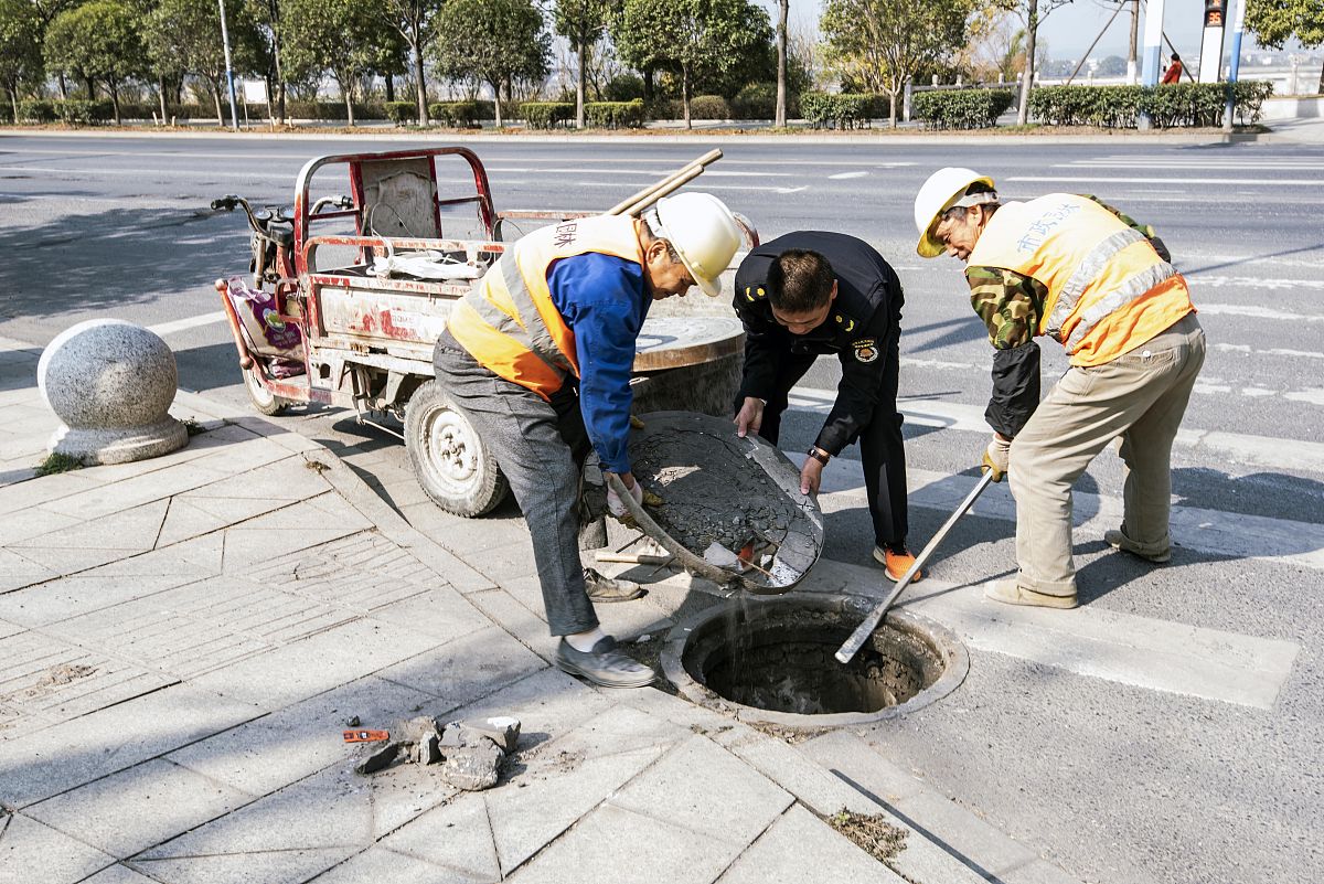 污水井盖下边有淤泥或者其他什么的东西假如流进去点会在井盖下的空间里挥发掉吗在那里能挥发掉吗