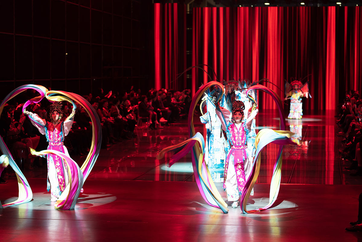 飘色通过在服饰装扮、舞台动作、空间展示上的设计展现了三组看似相互对立、矛盾却又统一的艺术特点成就了一板板经典、唯美的色板服装、动作、舞台设计这些飘色技人们的奇思妙想共同构成了飘色的艺术美。