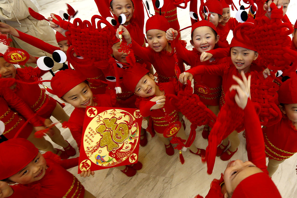 写50段中国小学3年级看的懂的英文短文字数要求300字