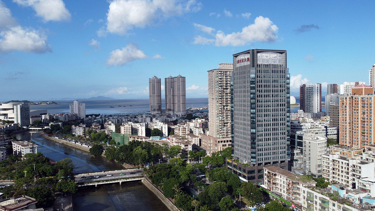 2021年5月28日,广东珠海,珠海市老香洲片区建筑楼群.