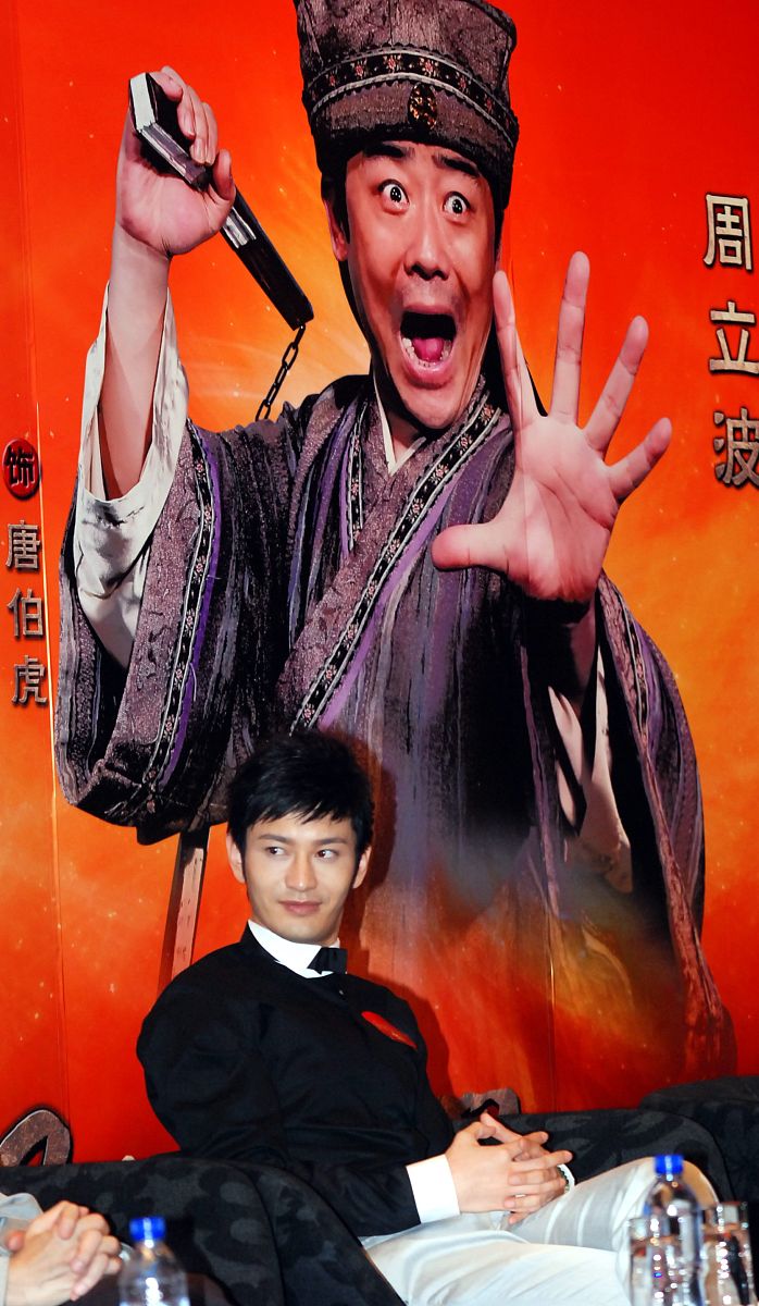 请参考以下内容重新生成一篇不少于800汉字的原创文章。主题是：《中国喜剧电影大全5部笑到飙泪的国产喜剧》语言要幽默口语化。01《唐伯虎点秋香》02《巧奔妙逃》03《甲方乙方》04《来的都是客》05《红灯停绿灯行》