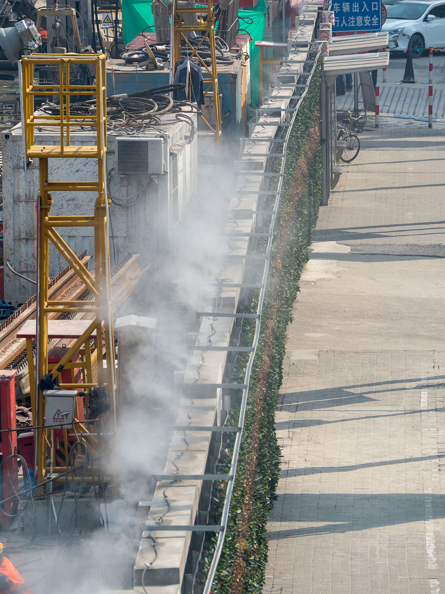 写一篇新闻稿主题是发城镇落实建筑工地扬尘污染治理具体措施为设置围挡、设置雾状喷淋、采取湿法作业等并起个题目