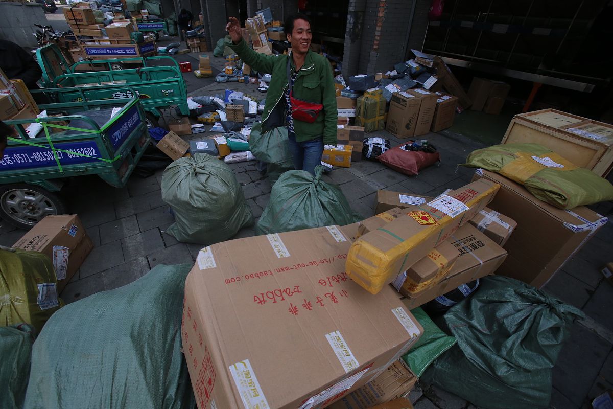 以报告的形式撰写一家邮政崇左分公司的调查报告报告包括企业概况企业的发展历程快递业务构成快递业务流程人力资源管理企业特色字数3000字