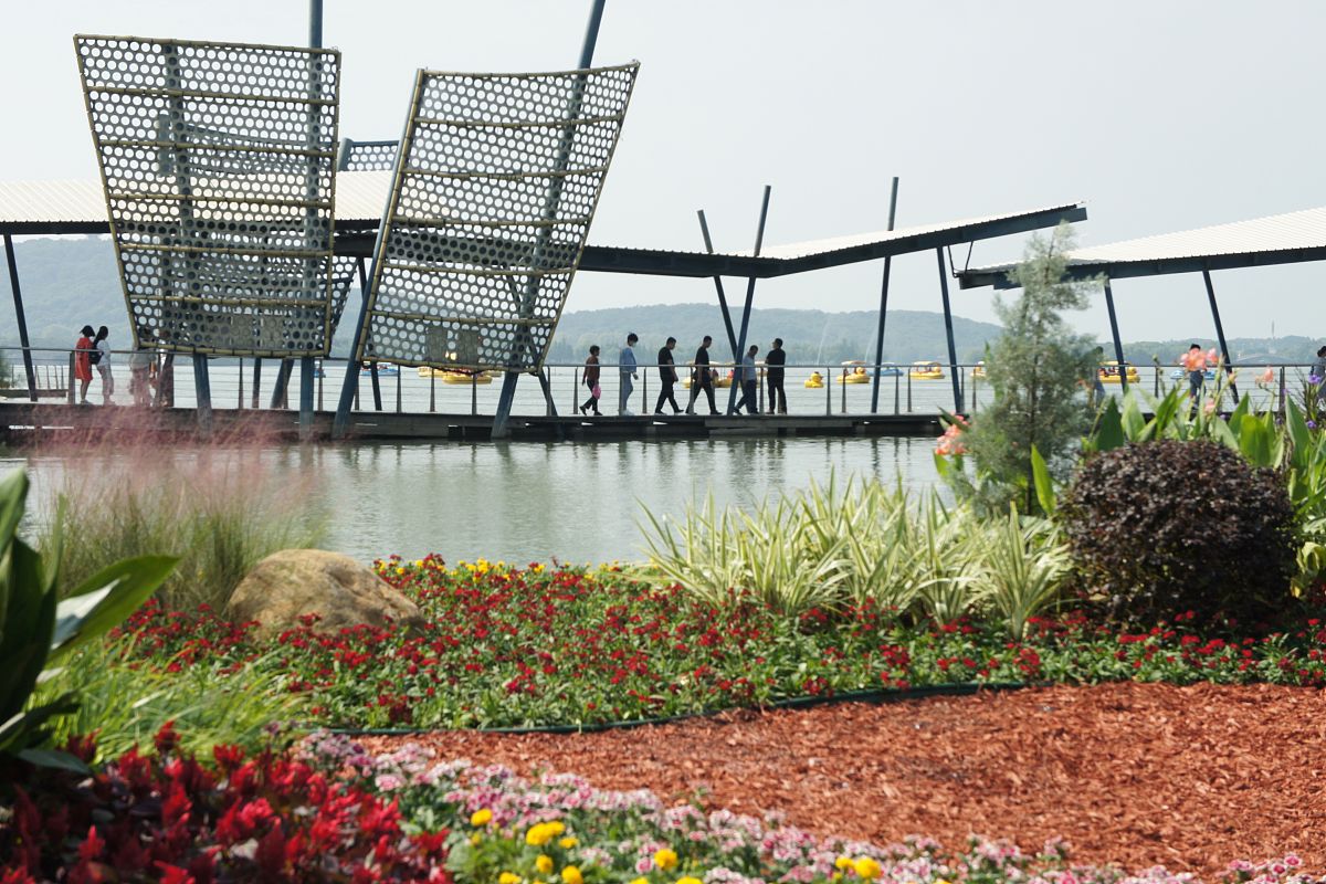 我们将在周六下午举行一次班级团建活动，地点在蠡湖大桥公园，请为我安排下行程攻略，要求包含以下信息：景色优美，人少，有游乐设施摩天轮海盗船等，有游船可以自己划船，大家可以自行游玩玩自己想玩的项目，靠近湖边凉快。