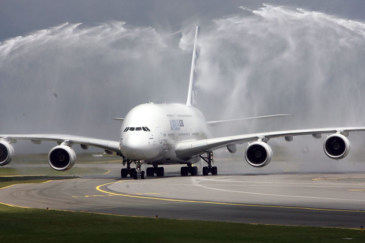 2007年6月1日,有4个引擎,双层甲板的世界最大客机——空客a380首降法