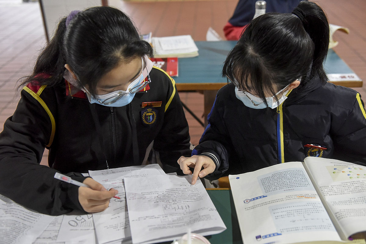 延川县高中生手机使用现状调查：超3成学生上课想玩手机