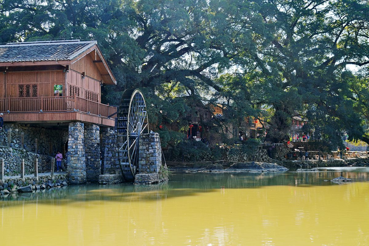 上午在坝美村游玩坝美有些变化增加更多的客栈大榕树周边也新建了许多房屋。10点多游玩到码头随即乘船离开不到五分钟便下船步行千米多到了第二个码头再乘船十余分钟回到坝美游客中心古村元客栈老板已将我们的行李送到了。稍微休息了一会决定从广西西林走贺西高速到百色。从坝美到西林老公路在西林县城吃米粉后出发从普合站进入贺西高速到百色永乐站下高速收费12732元。在导航带领下来到右江区江滨公园停车休息收费20元车晓