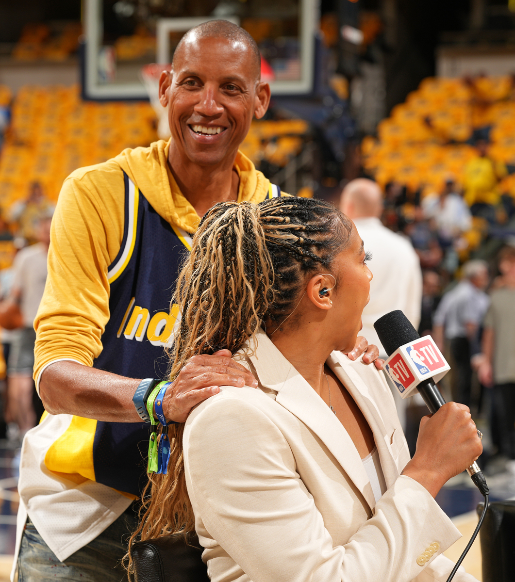 举几个让人感到遗憾的NBA例子1 Kobe Bryant的突然离世让人感到非常遗憾。2 Derrick Rose的伤病影响了他的职业生涯让人感到遗憾。3 Tracy McGrady在职业生涯中没有赢得一枚总冠军戒指让人感到遗憾。4 Allen Iverson退役时的形象让人感到遗憾他没有得到足够的尊重和荣誉。5 Yao Ming的退役让人感到遗憾他的职业生涯因伤病问题而被缩短。6 Grant Hi