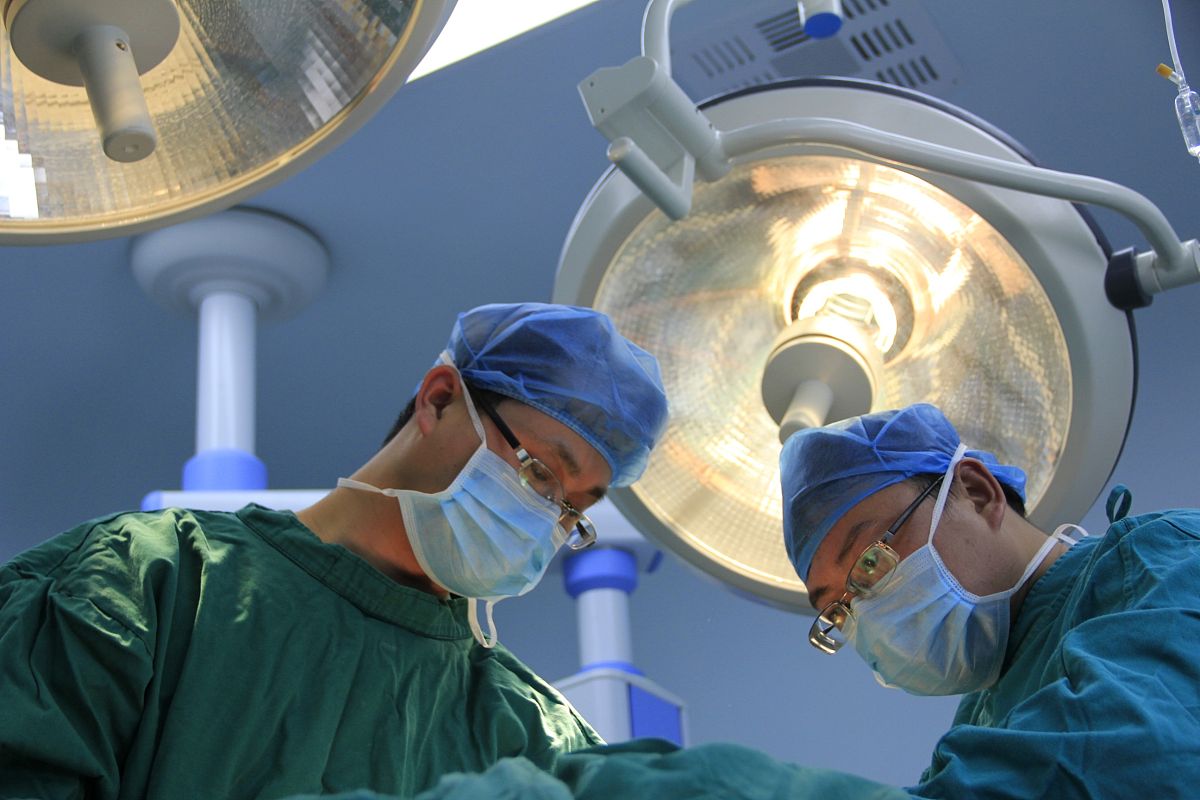 用晶体植入手术来治疗高度近视的研究综述论文字数控制在