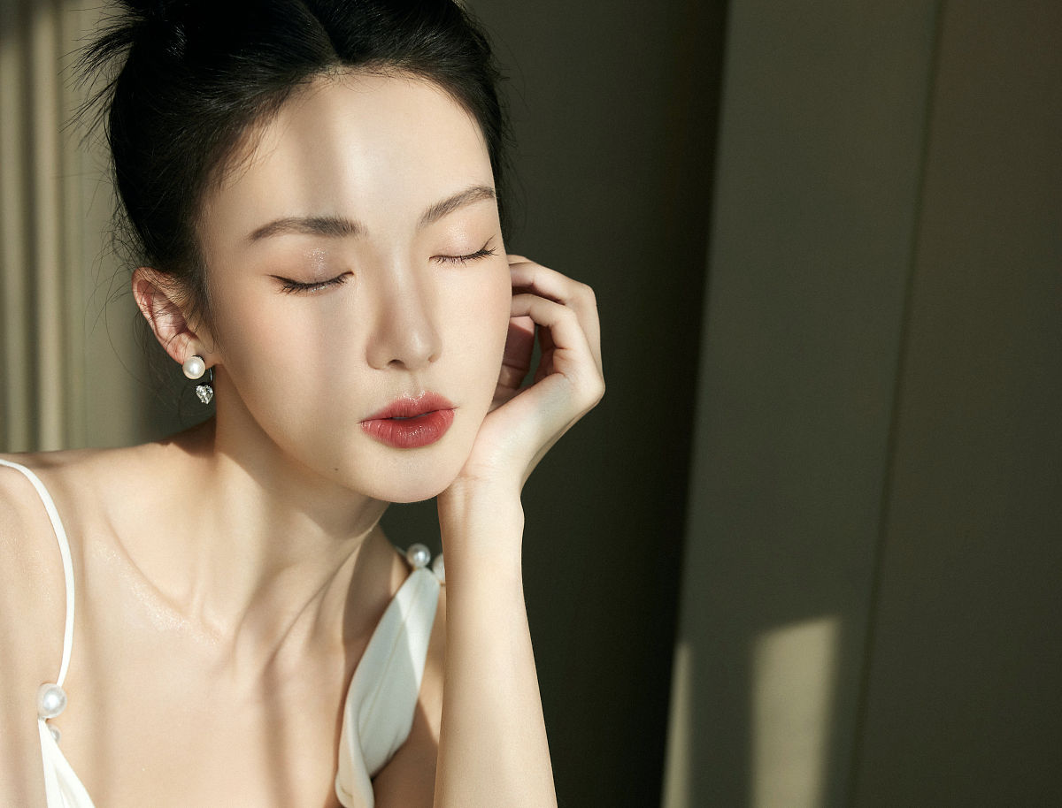 2021年11月7日讯,品牌大使金晨出席兰蔻肌肤探索站活动并拍摄写真.