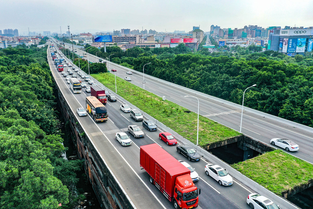 一个深圳回一个从梅州下广州中间有什么高速口相近的吗