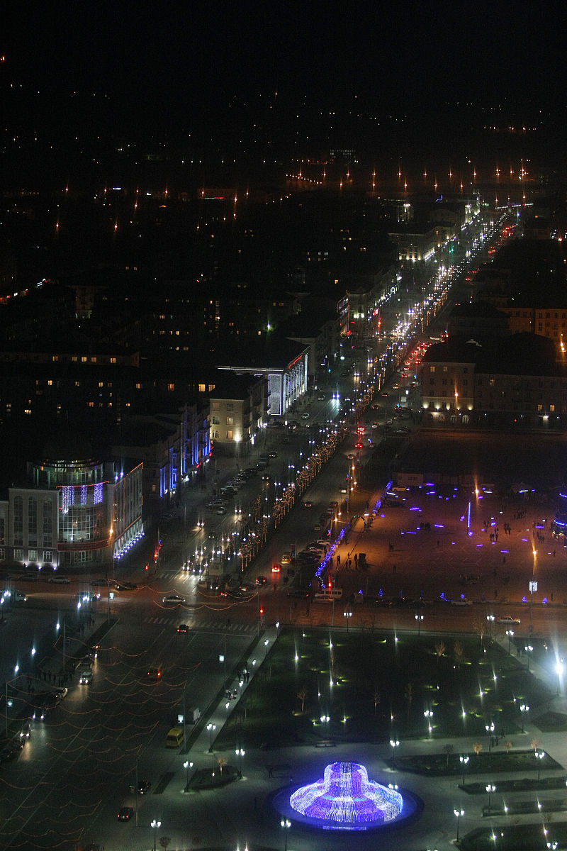2010年12月28日,车臣共和国首府格罗兹尼市中心亮起新年灯饰.view of 