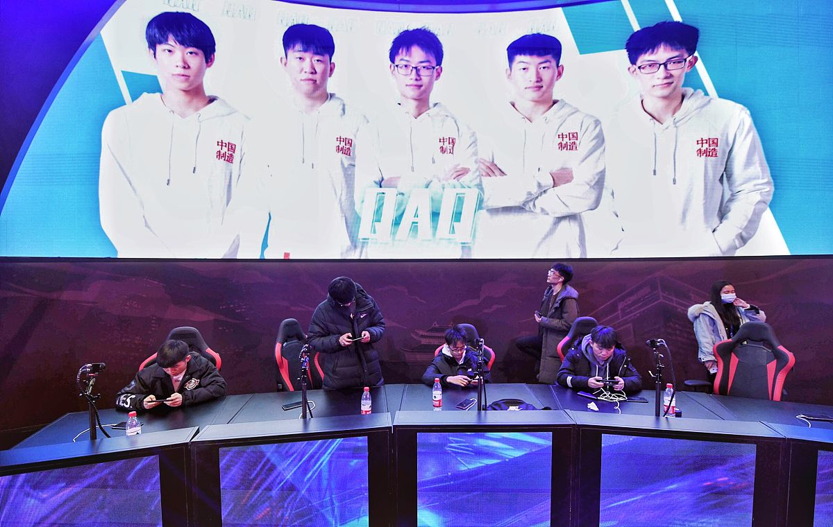 Uzi是谁？LOL传奇选手回归热搜！