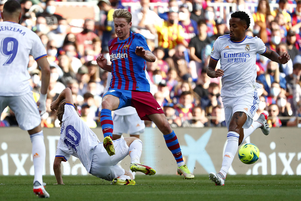 Requesting Autographs from Real Madrid Legends: Vinicius Jr. and Luka Modric