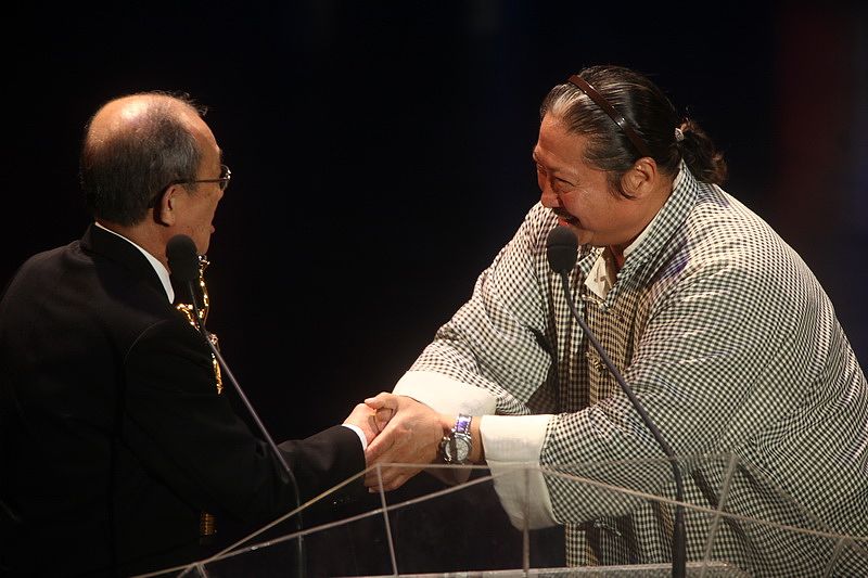 请介绍一下坂本龙一。