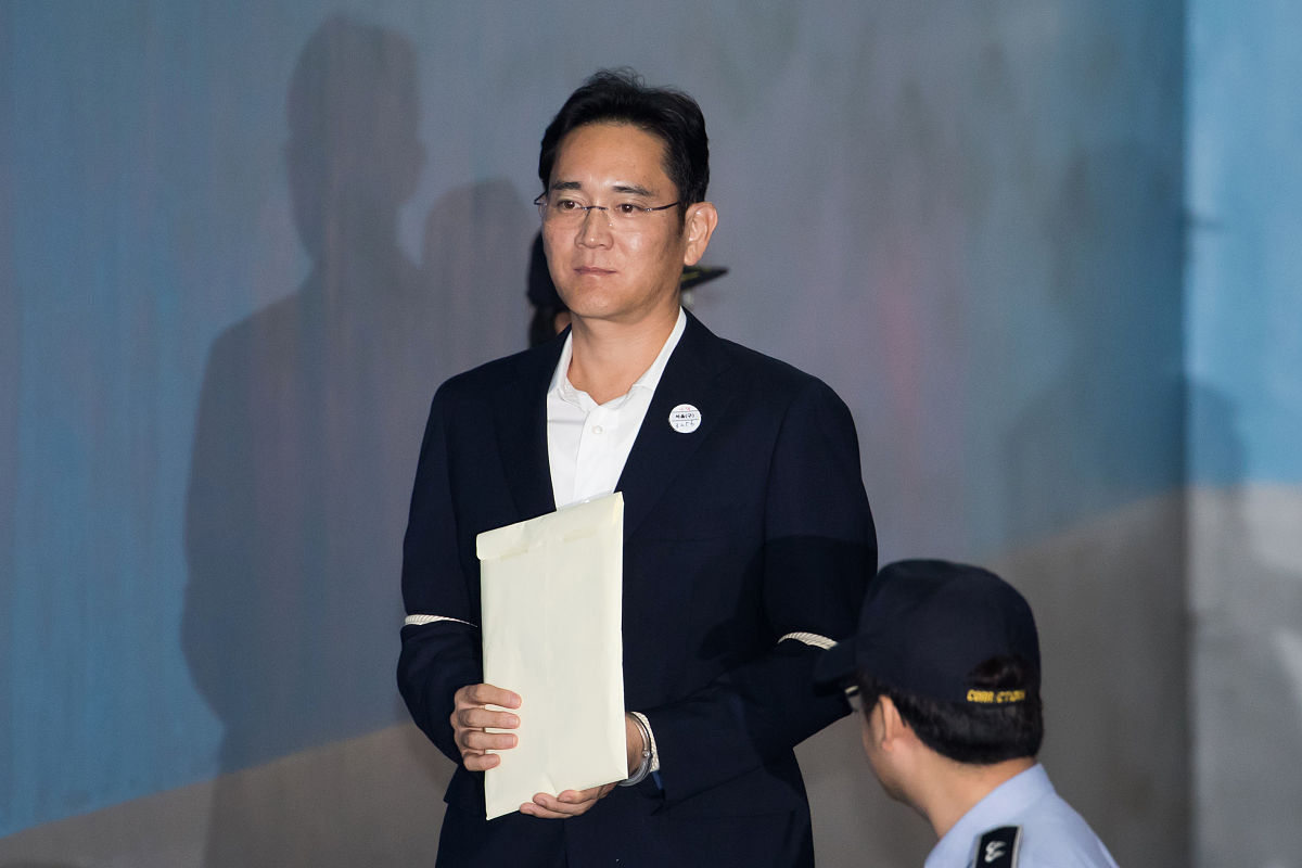 当地时间2017年10月12日,韩国三星副会长李在镕被押往首尔中央地方法