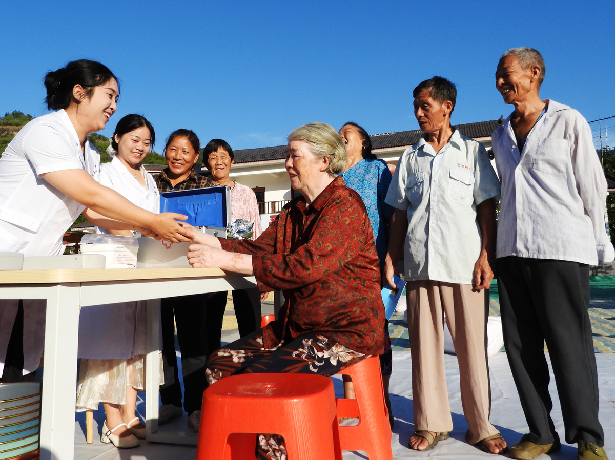 提升老年人生活品质：政府如何加强老年教育培训