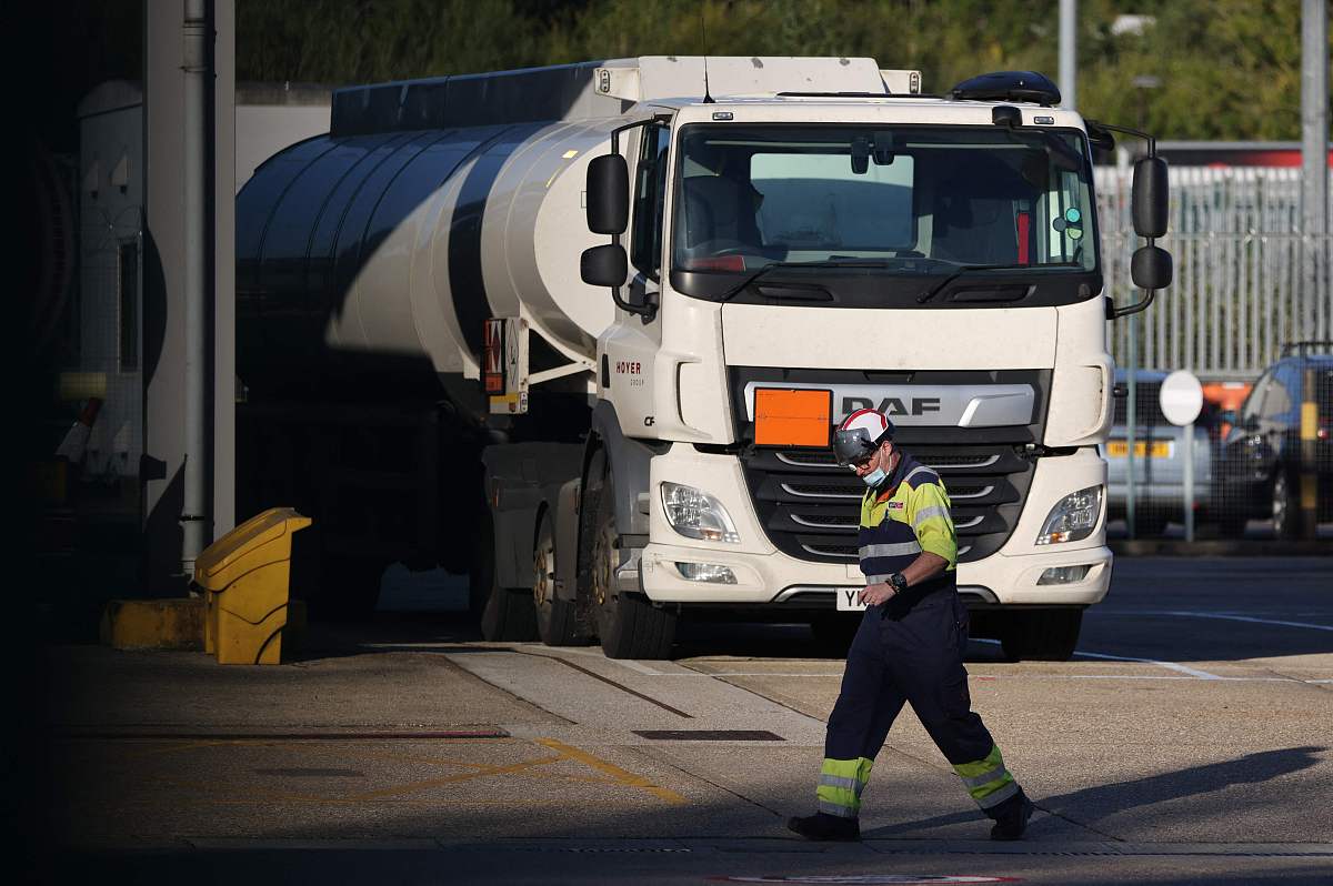 上汽红岩金刚350自卸车油表油箱还剩下多少油会报警？ 200字