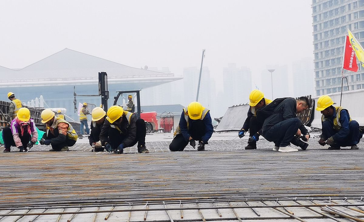 实习单位：陕西建工第一建设集团有限公司实习项目：西安市公安局市级监管场所二标段项目实习岗位：施工技术与组织管理岗位从放线、基坑处理和混凝土施工三个方面写实习的内容分别写成一段话进行描述不少于1000字。