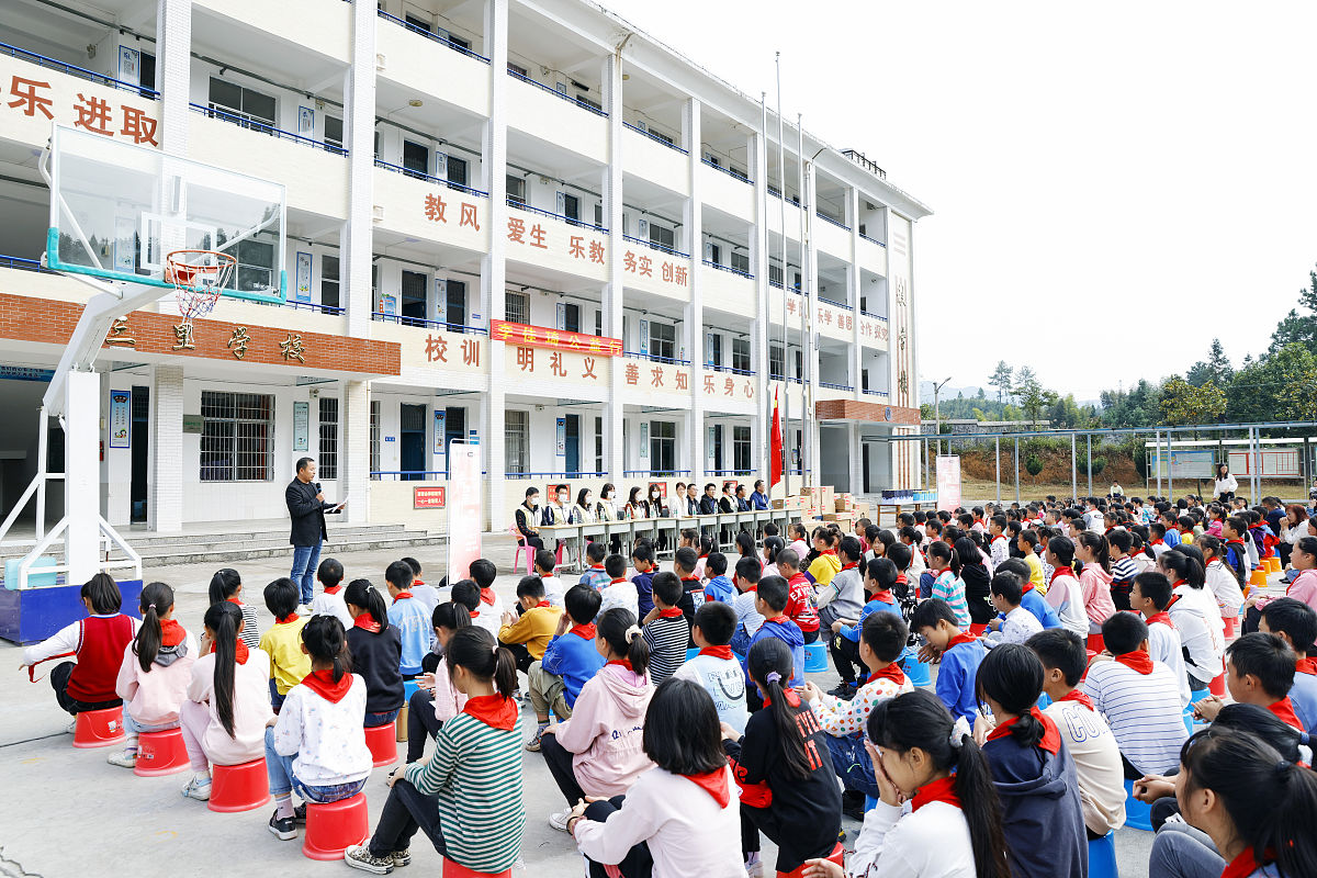 2021年11月3日讯,近日,李佳琦公益——湖南平江行活动展开.