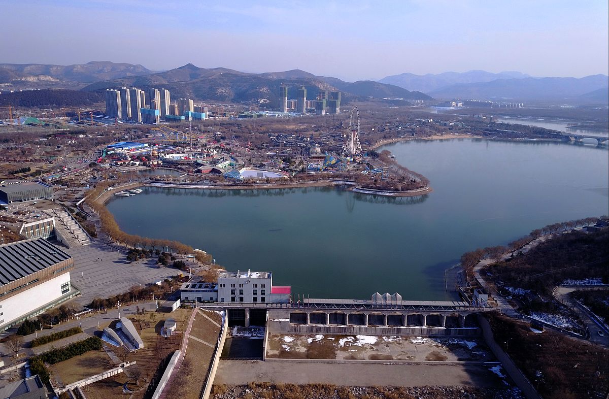 2019年2月17日,航拍济南西部大学城中心的园博园和长清湖.