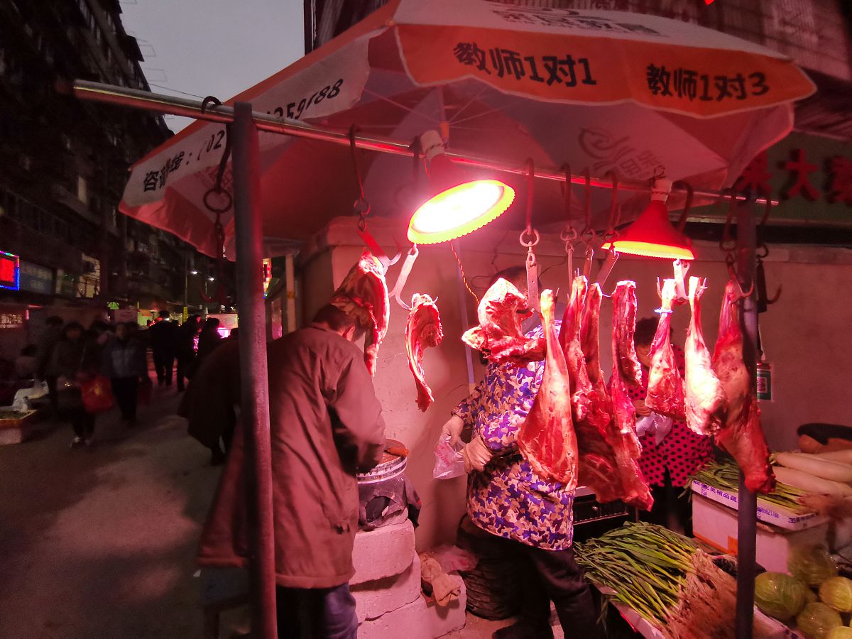 一个用白色帆布搭成的路边小摊上面有个红色的风扇小摊的主人不见踪影请用以上文字编写一段脑洞大开的文案