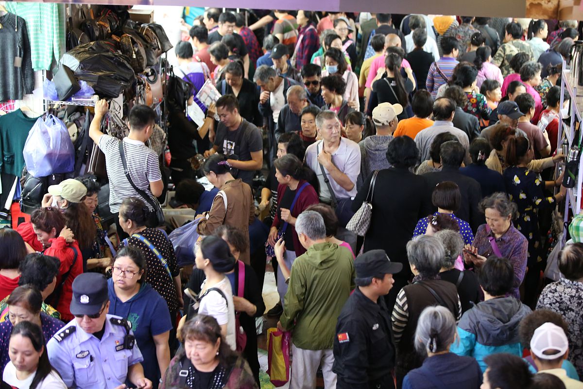 2018年<strong>9</strong>月27日,北京官园批发市场进入关门闭市倒计时,商家清仓大甩卖