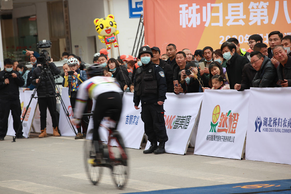 杭州亚运交警“抢”出宝贵10分钟！赛事保障车辆零延误！