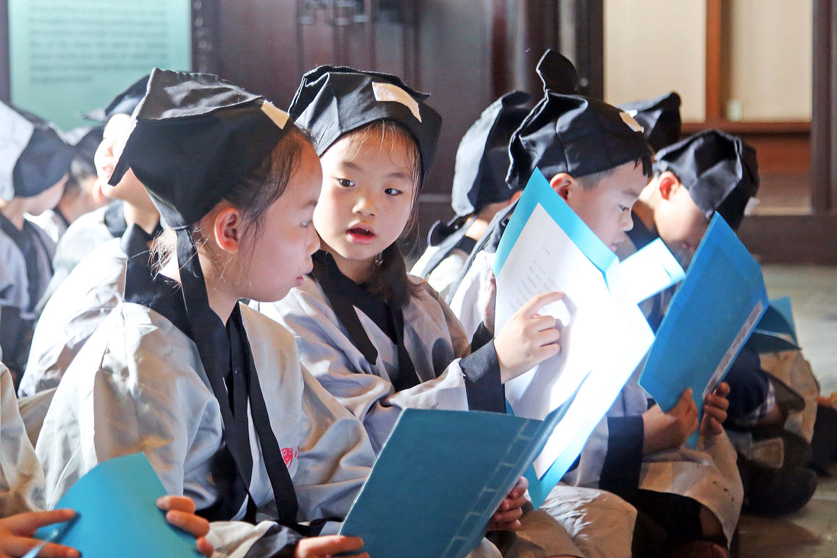 2018年7月27日,江苏泰州,小朋友在学政试院诵读国学经典.