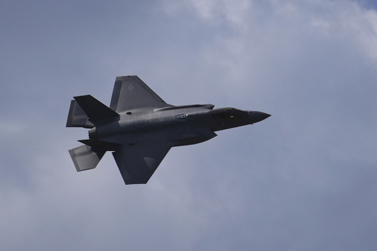 你是—架战斗机的总工程师请分析一下F22战斗机的优点和缺点