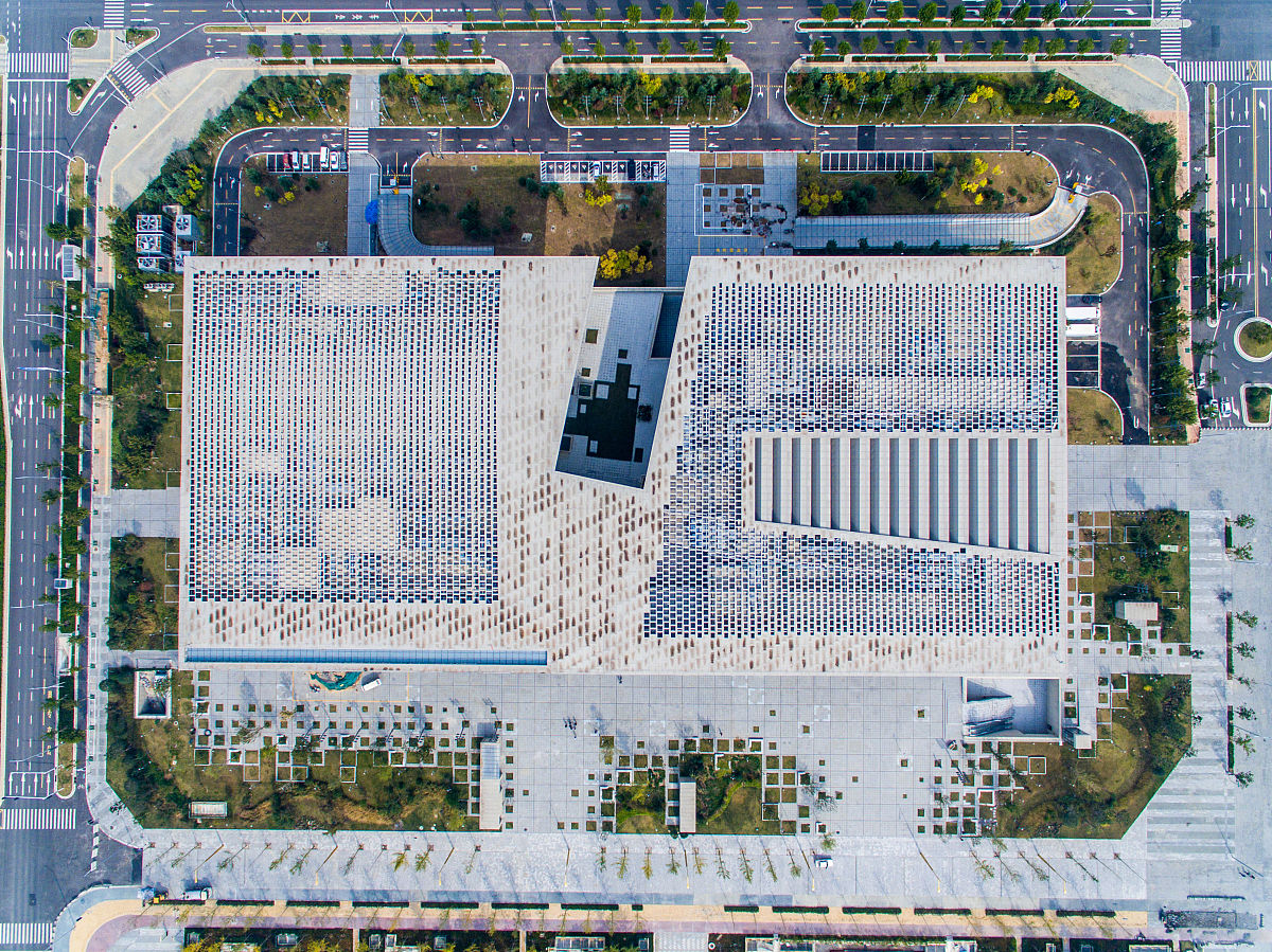 美化以下内容并帮我写一份会议邀约； 捷赛二期设计院要定总图设计方案需要与制造生产、供应物流、安环部确认设计标准。现邀请各位参加技术讨论会议。啊 时间：4月24日周一下午14点 地点：金星会议室 议题：制造生产供应物流安环与第三方设计院确定二期总图方案 以上如有疑问可随时与我联系谢谢！