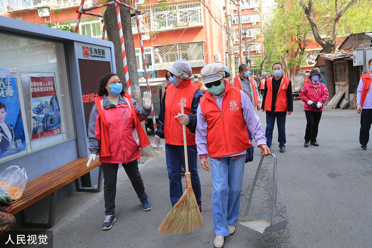 单位志愿者入户上门开展创卫工作的新闻报道