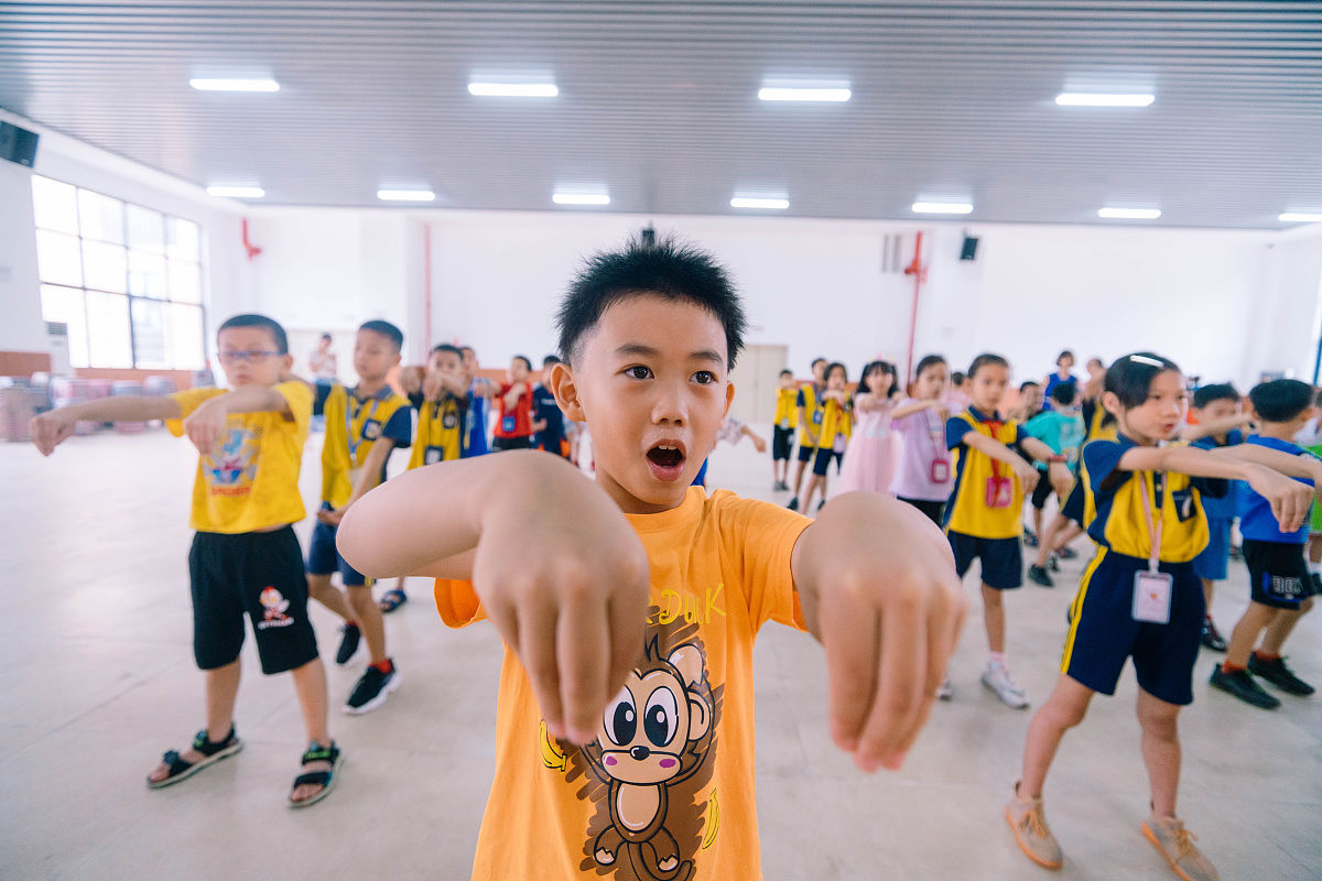 2021年7月19日,广东惠州暑期托管启动首日,在惠城区试点学校,学生参加