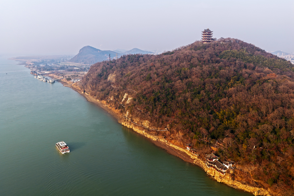 2026年2月17日,安徽马鞍山,游客在采石矶风景区内游玩.