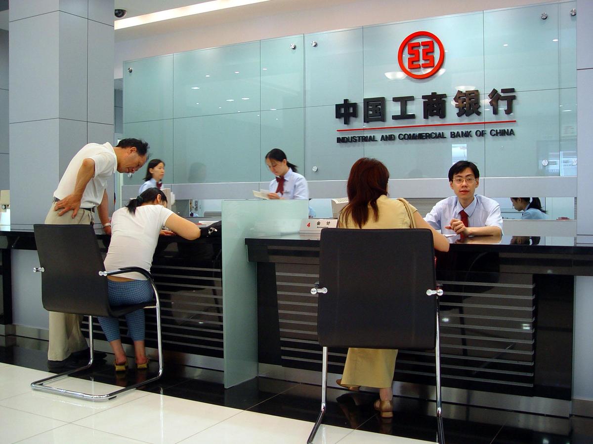 降低柜台 摆出皮椅  国有<strong>银行</strong>与顾客"平起平坐"